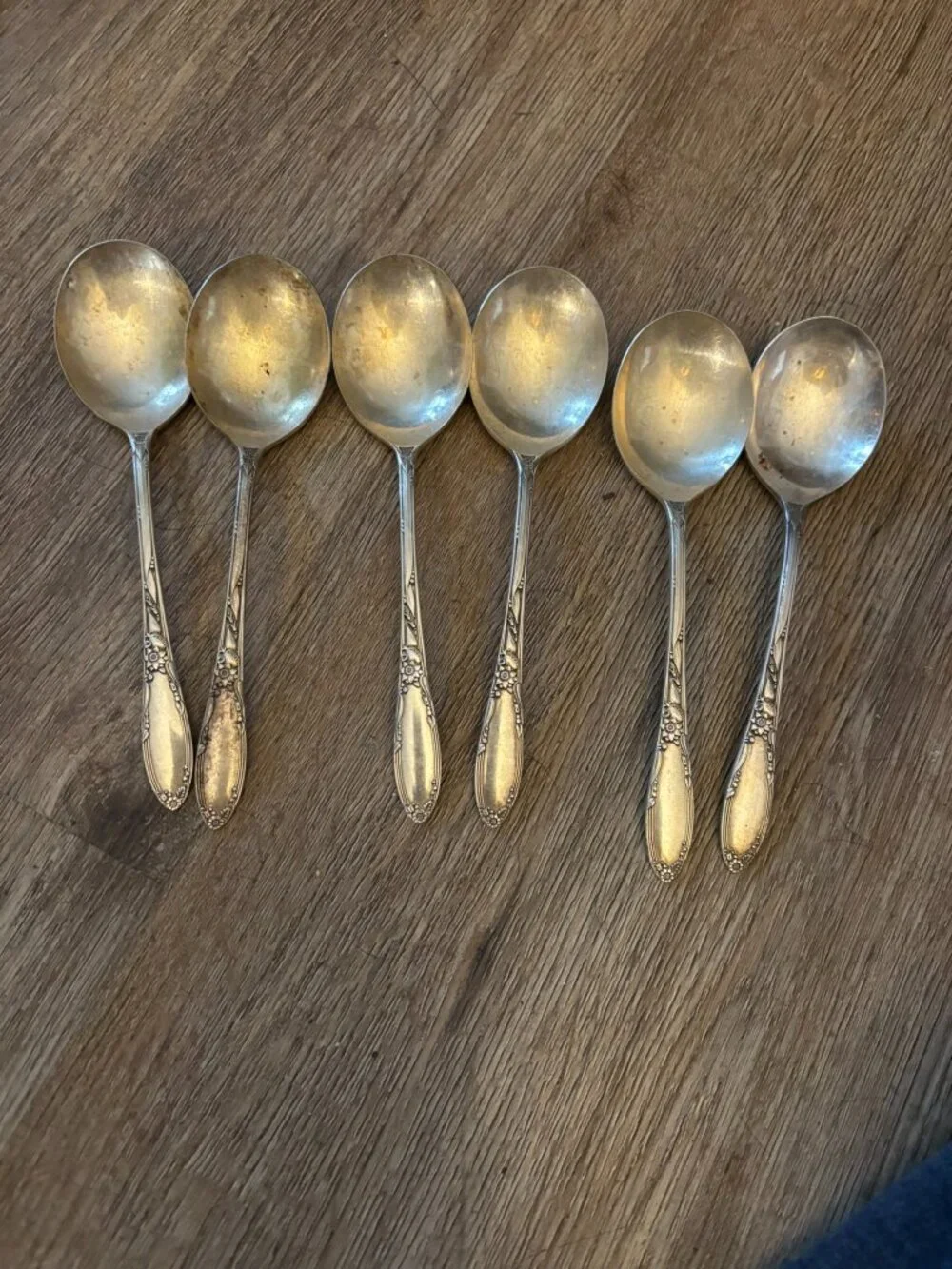 Lot 60 pieces Oneida Heirloom Silver Plate Chateau silverware flatware